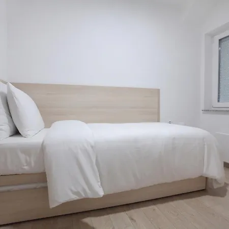 Deluxe Bellevue Apartment